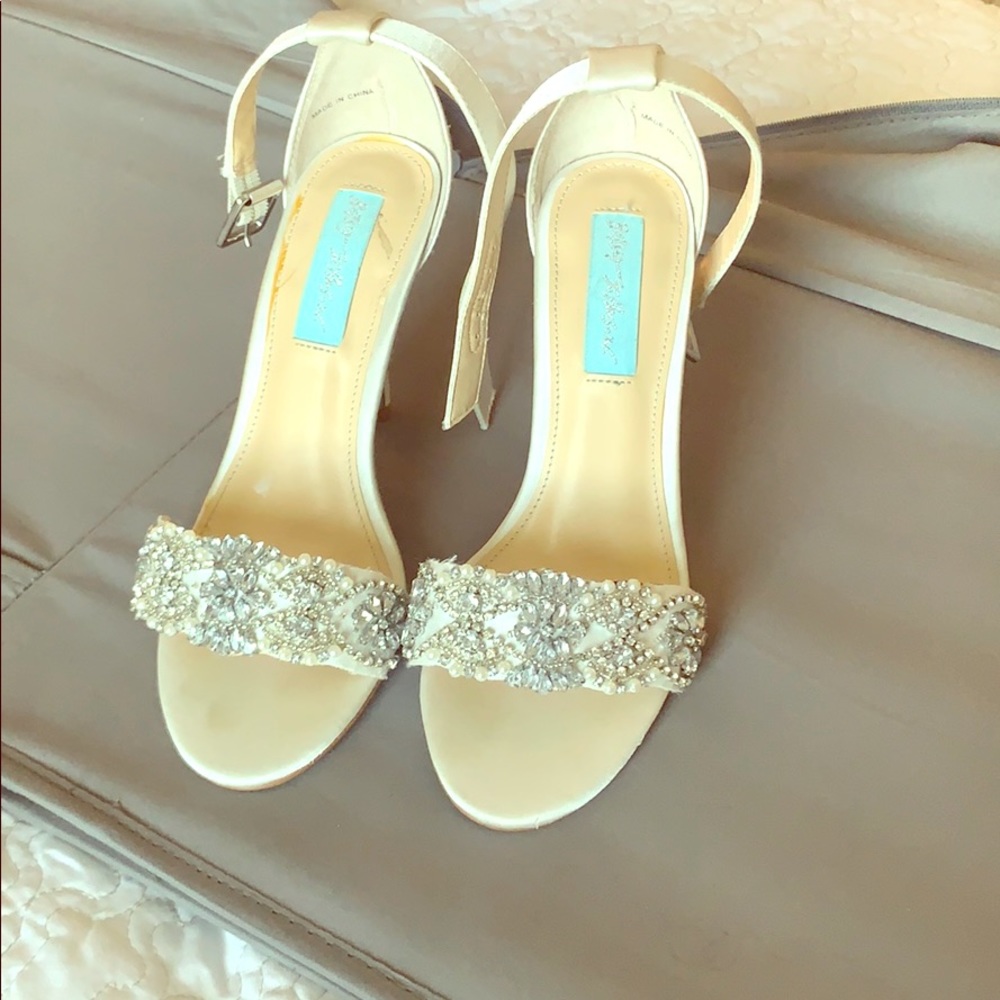 Gently used Betsy Johnson classy heel.